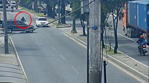 Motorista no respeta la luz roja del semáforo y provoca accidente