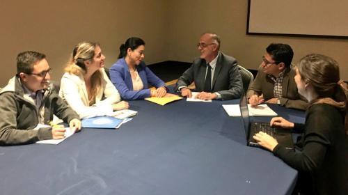 Iv&aacute;n Vel&aacute;squez se re&uacute;ne con investigadores en El Salvador 