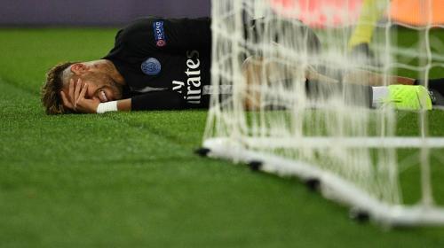 La patada de Cavani que dejó "llorando" a Neymar