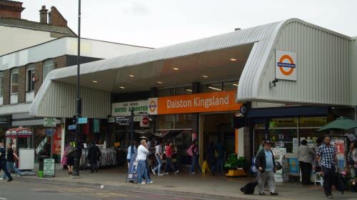  Golpean a mujer en un tren de Londres por hablar en espa&ntilde;ol