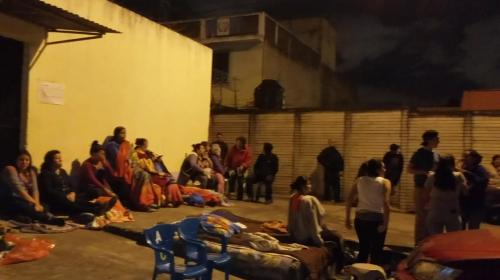 Duermen en la calle dos noches para poder inscribir a sus hijos