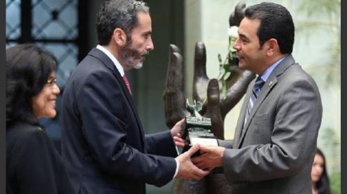 Jimmy condecorará a embajador colombiano que agredió a activista