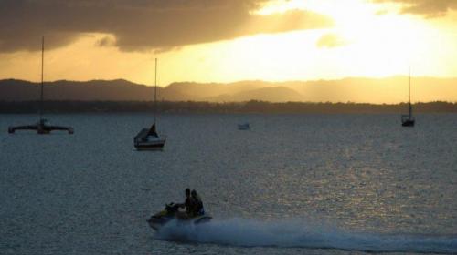 Una moto acu&aacute;tica explota con un adulto y un menor a bordo