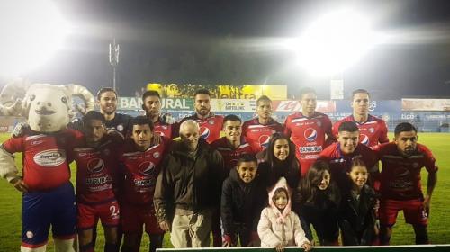 Posa con su abuelo en la fotografía oficial como un gran gesto de amor