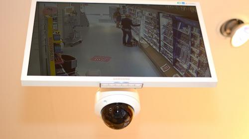 C&aacute;maras graban a un hombre que roba herramientas en tienda de Mixco