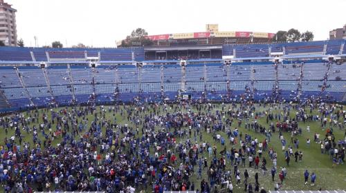Hubo invasión y el fútbol pasó de la fiesta al caos en México