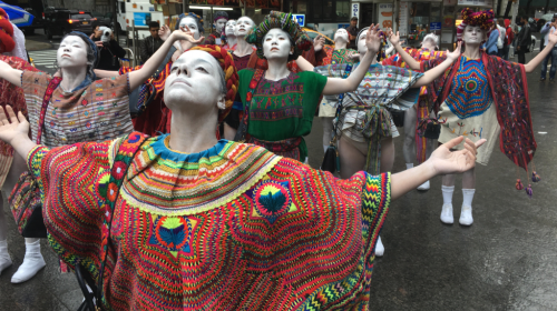 Textiles guatemaltecos se muestran en las calles de Nueva York