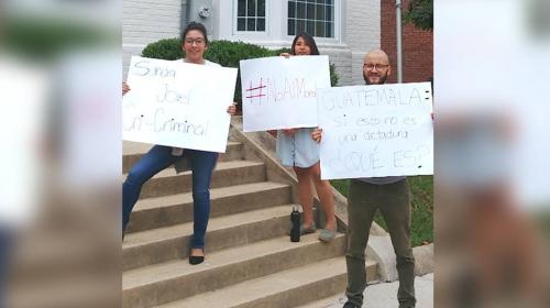 J&oacute;venes protestan contra Jimmy frente a embajada en EE. UU.