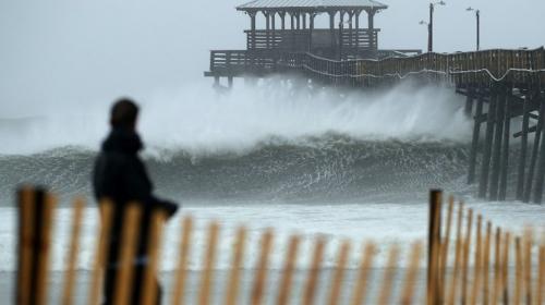 El hurac&aacute;n Florence provoca olas de 25 metros de alto y causa alarma