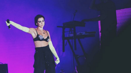 Dua Lipa llor&oacute; desconsoladamente en pleno concierto en China