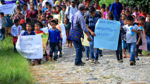 Cambian antorchas y desfile por manifestaci&oacute;n contra Jimmy Morales