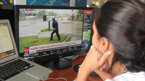 Reportero es acusado en redes por fingir su lucha contra el viento