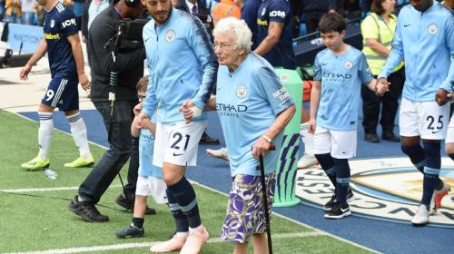 El tierno gesto del Manchester City con dos abuelitas 