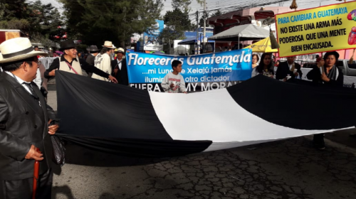 Departamentos: desfiles c&iacute;vicos y mantas contra Jimmy Morales