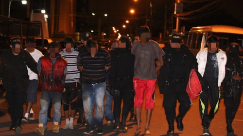 Con piedras y palos, un grupo intentó liberar a tres hombres armados