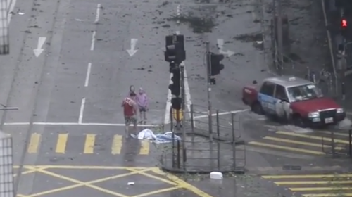 Padre arriesga a sus hijos para tomarles fotos en medio de un tif&oacute;n