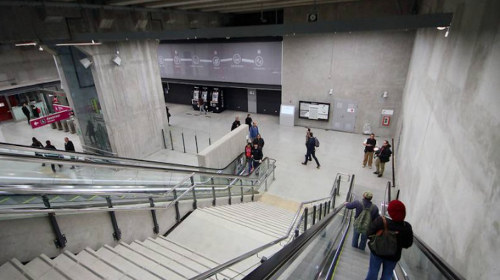 La ca&iacute;da de un joven en las gradas de un metro se hace viral