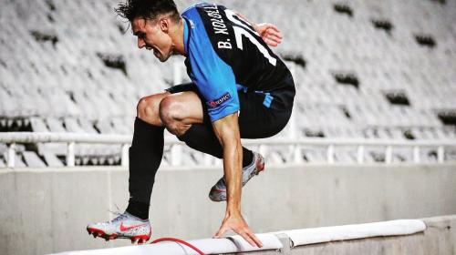 Jugador termina en una fosa tras una alocada celebración