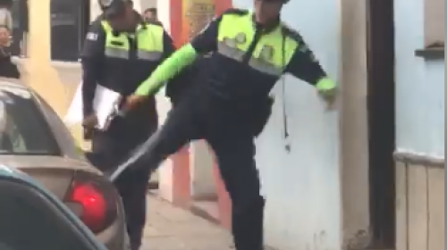 Un cepo, un PMT pateando un carro y una pelea en la Antigua