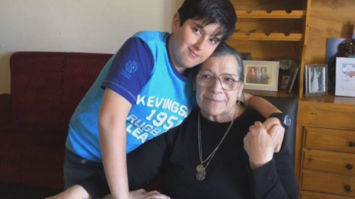 Ni&ntilde;o pide ayuda para encontrar celular con fotos de madre muerta