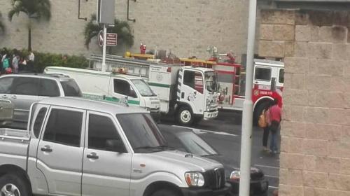 Incendio en el interior de un centro comercial de Villa Nueva