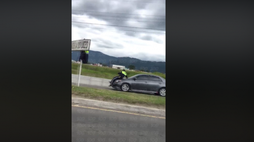 Conductor molesto atropella a PMT y se lo lleva en el capó