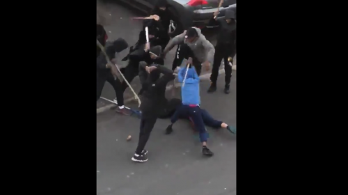 Video: pandilla golpea con palos a un adolescente en París