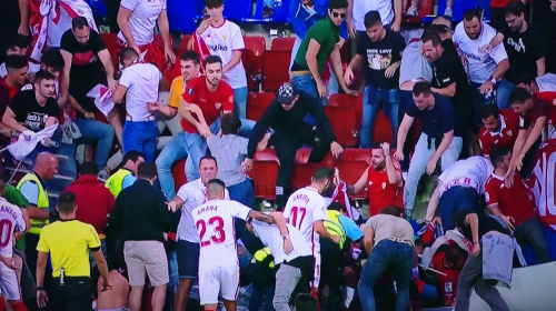 Gradas se derrumban en Espa&ntilde;a mientras afici&oacute;n celebraba un gol