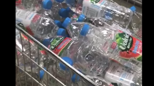 Arrestan a una pareja que quiso comprar demasiada agua pura