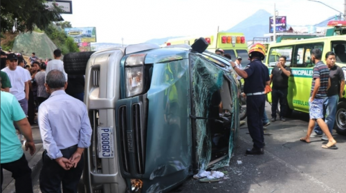 Tr&aacute;gico accidente en avenida Petapa complica el tr&aacute;nsito