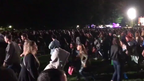 Personas creyeron o&iacute;r disparos durante concierto y causan caos