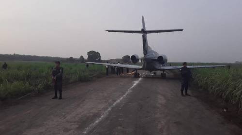 Camionetas agr&iacute;colas, hombres armados y un jet con supuesta droga