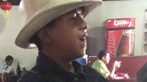 Christopher, el ni&ntilde;o que paga sus estudios cantando en la zona 1