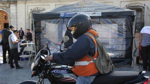 Imprudencia de motoristas provoca accidente frente a un PMT