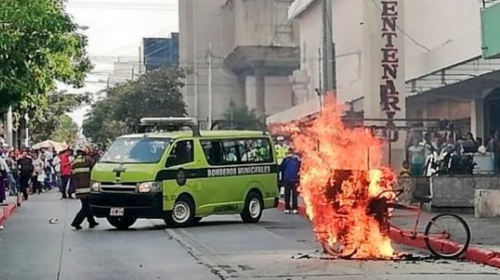 Venta de comida se incendia en medio de procesión en la zona 1