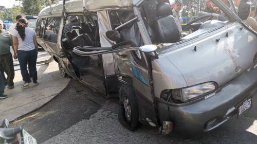 Video: los momentos posteriores al grave accidente de microbuses