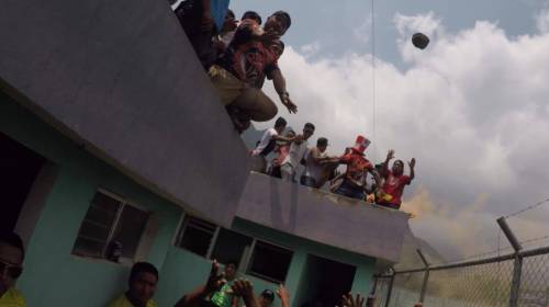 ¡A pedradas! Así terminó un partido de fútbol en Sololá
