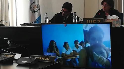 Juicio por extorsión: madre declara con su hija en brazos