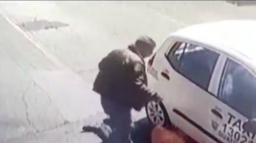 Indignaci&oacute;n por video de taxista vapuleando a pasajero