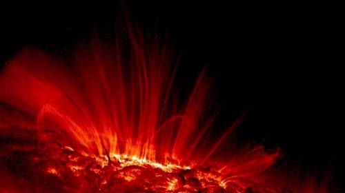 Sol libera manchas de lava 500 veces m&aacute;s grandes que la Tierra