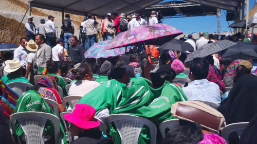 ¡Bajo el sol! Niños e invitados a libramiento en Chimaltenango