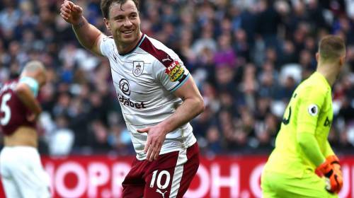 &iexcl;Ins&oacute;lito! Lo amonestan por besar a un rival en pleno partido