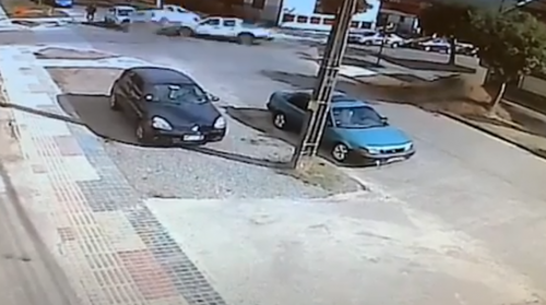 Un ciclista sale ileso de una colisión entre tres vehículos