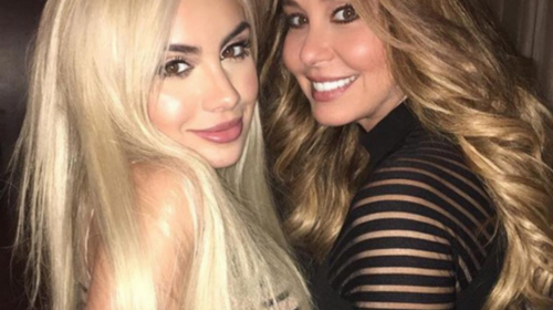 Alexa Dellanos posa muy coqueta junto a Myrka Dellanos