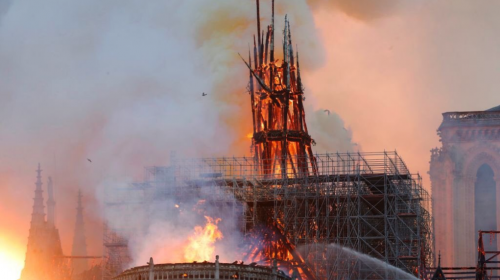 Video: Así se derrumba una parte de la catedral de Notre-Dame