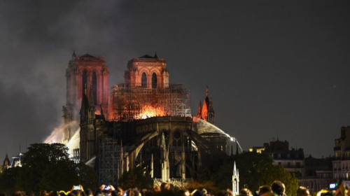 "Está a salvo": bomberos apagan incendio en Notre Dame