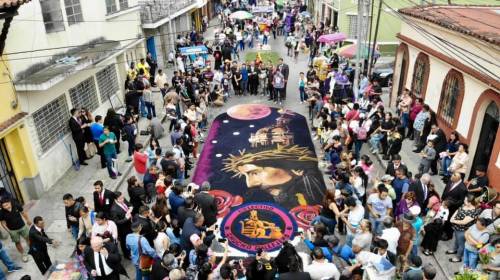 Colorida alfombra deslumbra en la zona 1 