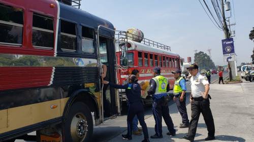 Sorprenden a pilotos conduciendo buses con llantas lisas 