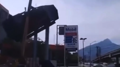 Momento exacto en el que cae y se destruye una pantalla gigante 