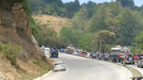 Conductores arriesgan la vida para evitar congestionamiento